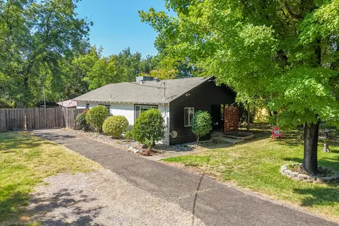2711 N Bonnyview Rd, Redding, CA 96001
