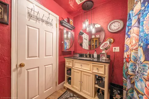 Bath - 2711 N Bonnyview Rd, Redding, CA 96001 photo 2 of 2