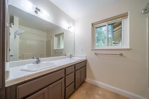 Bath - 8107 Montgomery Cir, Redding, CA 96001 photo 3 of 5