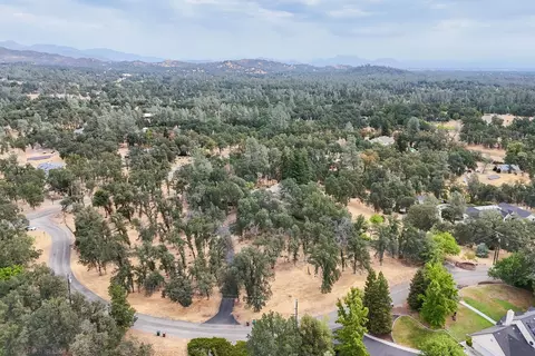 View/Area - 8107 Montgomery Cir, Redding, CA 96001 photo 3 of 13