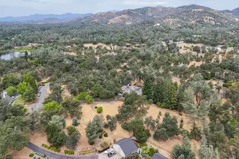 View/Area - 8107 Montgomery Cir, Redding, CA 96001 photo 6 of 13