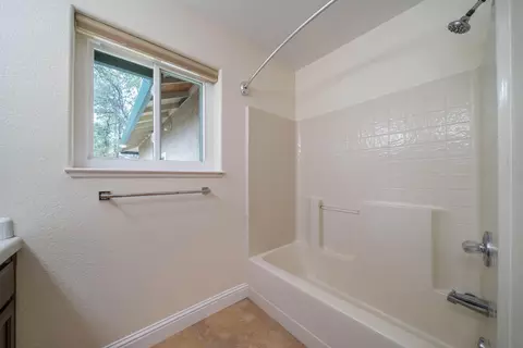 Bath - 8107 Montgomery Cir, Redding, CA 96001 photo 4 of 5