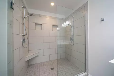 Bath - 8107 Montgomery Cir, Redding, CA 96001 photo 2 of 5