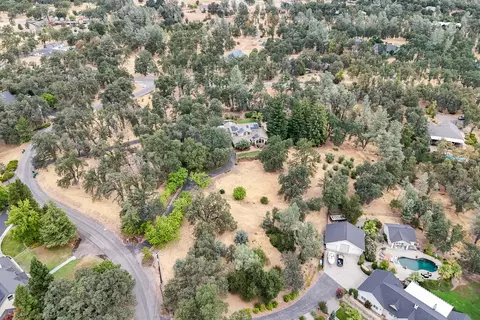 View/Area - 8107 Montgomery Cir, Redding, CA 96001 photo 8 of 13