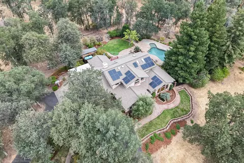 View/Area - 8107 Montgomery Cir, Redding, CA 96001 photo 9 of 13