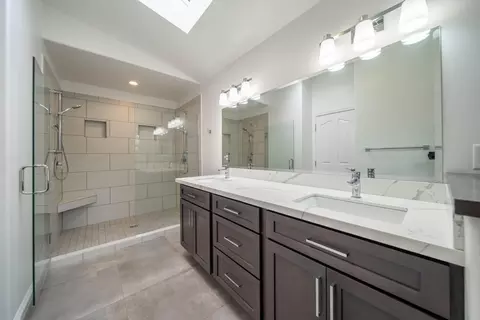 Bath - 8107 Montgomery Cir, Redding, CA 96001 photo 1 of 5