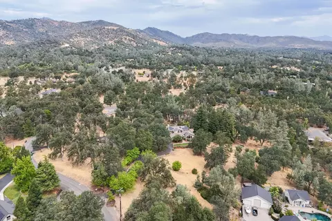 View/Area - 8107 Montgomery Cir, Redding, CA 96001 photo 2 of 13