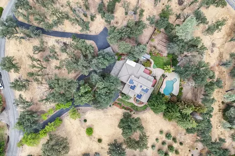 View/Area - 8107 Montgomery Cir, Redding, CA 96001 photo 12 of 13