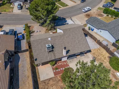 382 Woodhill Dr, Redding, CA 96003 photo 2