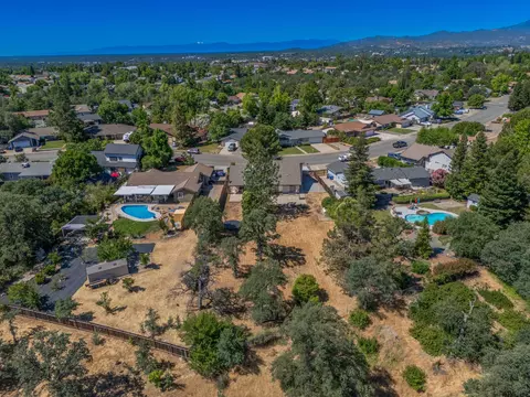 382 Woodhill Dr, Redding, CA 96003 photo 12