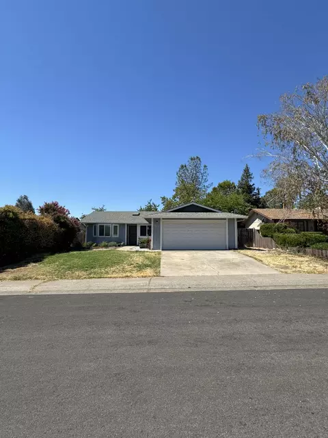 832 Monarch Ct, Redding, CA 96003 photo 2