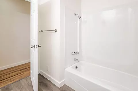 Bath - 7906 Churn Crk, Redding, CA 96002 photo 4 of 5