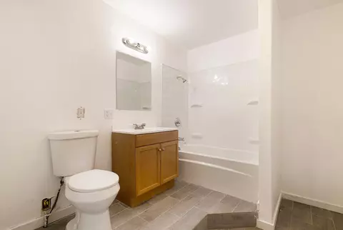 Bath - 7906 Churn Crk, Redding, CA 96002 photo 5 of 5