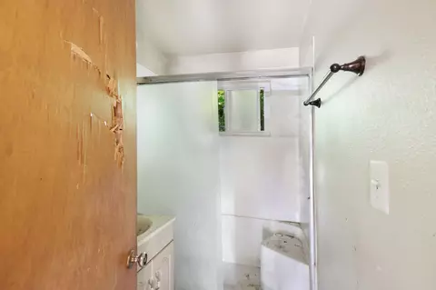 Bath - 2870 Reservoir Ln, Redding, CA 96002 photo 1 of 1