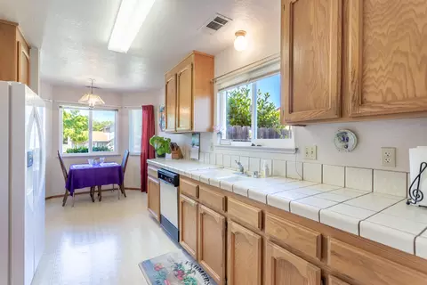 Kitchen - 543 Alamine Dr, Redding, CA 96003 photo 2 of 2