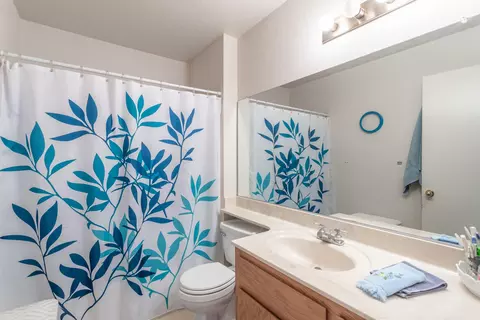Bath - 543 Alamine Dr, Redding, CA 96003 photo 1 of 2