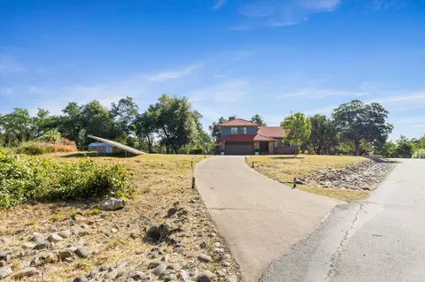 8753 Glendive Ln, Redding, CA 96001 photo 5