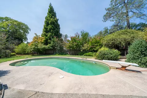 Exterior - 3270 Inverness St, Redding, CA 96002 photo 16 of 32