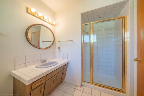Bath - 3270 Inverness St, Redding, CA 96002 photo 3 of 7