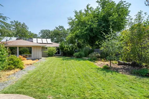 Exterior - 3270 Inverness St, Redding, CA 96002 photo 24 of 32