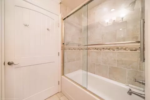 Bath - 3270 Inverness St, Redding, CA 96002 photo 2 of 7