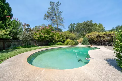 Exterior - 3270 Inverness St, Redding, CA 96002 photo 17 of 32