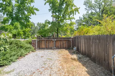 Exterior - 3270 Inverness St, Redding, CA 96002 photo 30 of 32