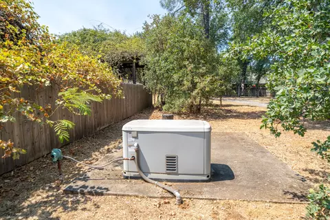 Exterior - 3270 Inverness St, Redding, CA 96002 photo 31 of 32