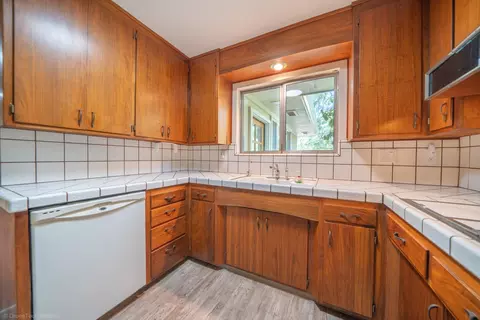 Kitchen - 3270 Inverness St, Redding, CA 96002 photo 4 of 7