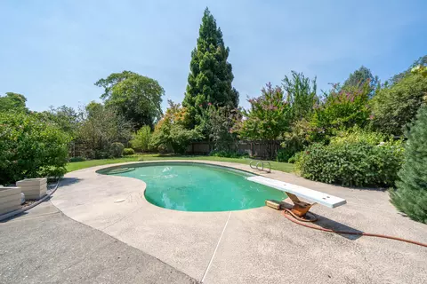Exterior - 3270 Inverness St, Redding, CA 96002 photo 15 of 32