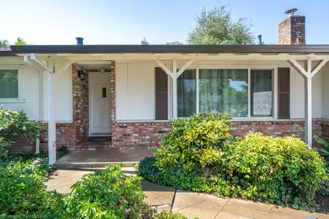 569 Rafael St, Redding, CA 96002 photo 4