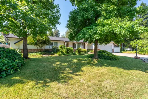 569 Rafael St, Redding, CA 96002 photo 3