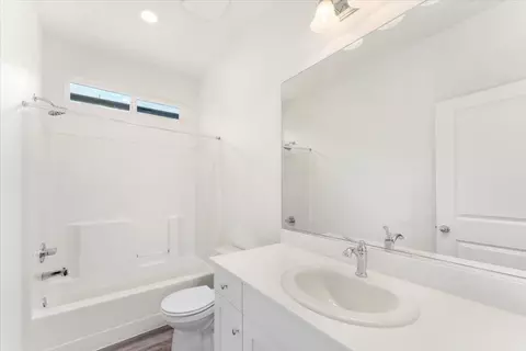 Bath - 2277 Milano Trl, Redding, CA 96003 photo 2 of 3