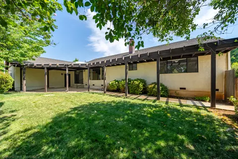 Exterior - 870 Sunriver Ln, Redding, CA 96001 photo 6 of 13