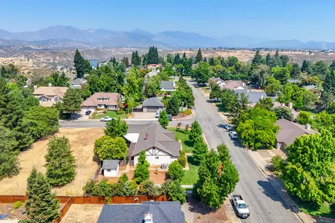 View/Area - 870 Sunriver Ln, Redding, CA 96001 photo 3 of 6
