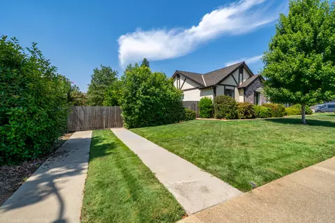 Exterior - 870 Sunriver Ln, Redding, CA 96001 photo 10 of 13