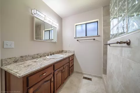 Bath - 870 Sunriver Ln, Redding, CA 96001 photo 1 of 3