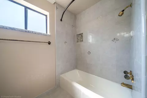 Bath - 870 Sunriver Ln, Redding, CA 96001 photo 3 of 3