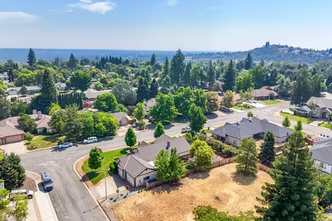 View/Area - 870 Sunriver Ln, Redding, CA 96001 photo 4 of 6