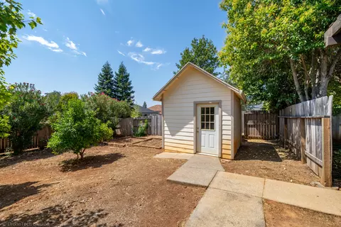 Exterior - 870 Sunriver Ln, Redding, CA 96001 photo 8 of 13