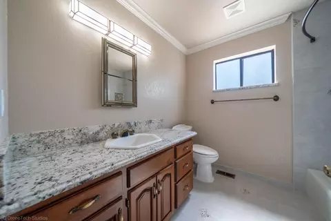 Bath - 870 Sunriver Ln, Redding, CA 96001 photo 2 of 3