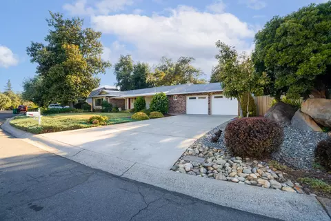 6812 Riata Dr, Redding, CA 96002 photo 2
