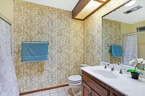 Bath - 10141 Roadrunner Way, Redding, CA 96003 photo 1 of 1