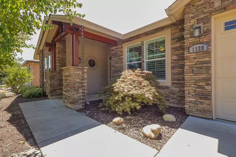 1128 Hope Ln, Redding, CA 96003