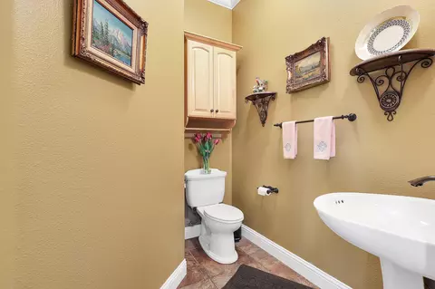 Bath - 13464 Tierra Heights Rd, Redding, CA 96003 photo 4 of 4