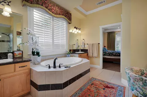 Bath - 13464 Tierra Heights Rd, Redding, CA 96003 photo 2 of 4