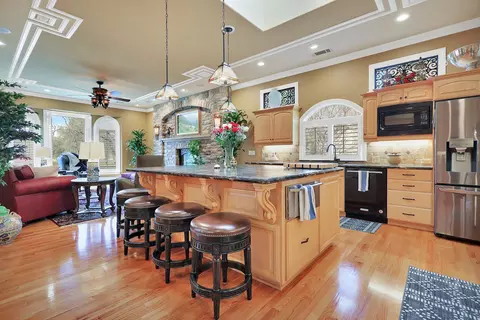 Kitchen - 13464 Tierra Heights Rd, Redding, CA 96003 photo 4 of 4