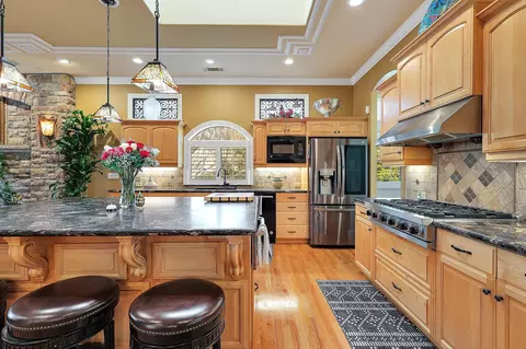 Kitchen - 13464 Tierra Heights Rd, Redding, CA 96003 photo 3 of 4
