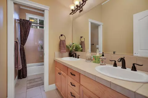 Bath - 13464 Tierra Heights Rd, Redding, CA 96003 photo 3 of 4