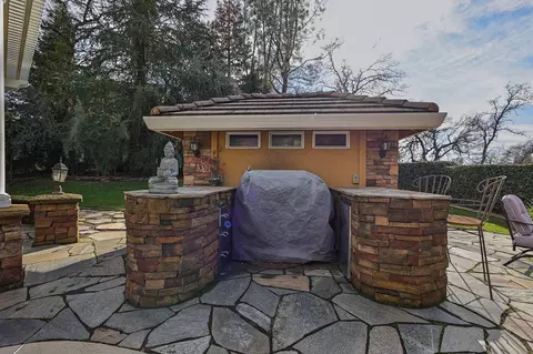 Exterior - 13464 Tierra Heights Rd, Redding, CA 96003 photo 6 of 8